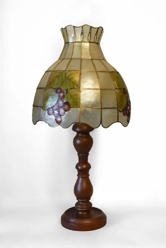 A-014 - Tischlampe mit handbemaltem Perlmutt-Schirm