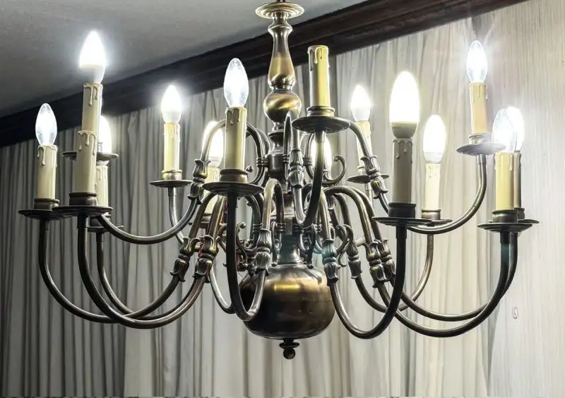 A-513 – 12-flammiger Kronleuchter im klassischen Stil