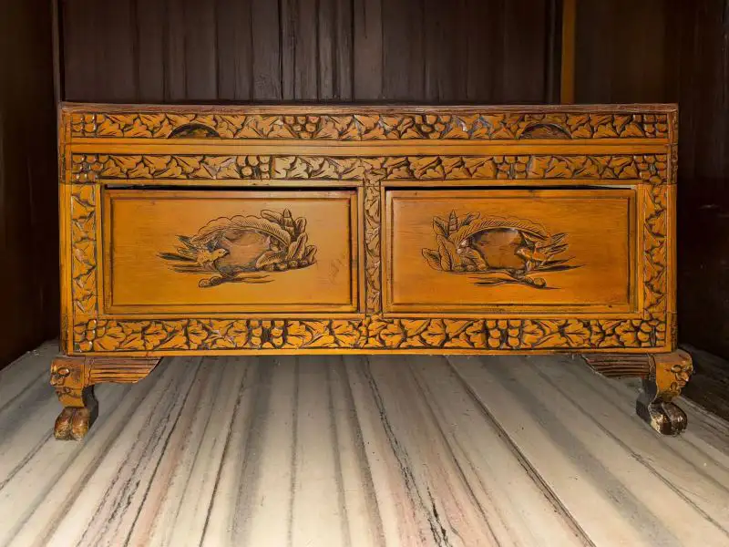 A-521 – Handgeschnitzte Holztruhe auf Klauenfüßen