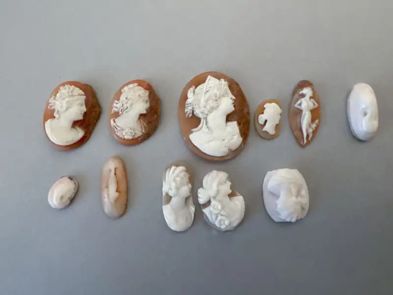 A-545 – Sammlung von Kameen und Schnitzminiaturen